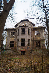 一座废弃的旧房子