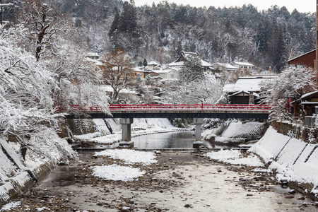 小林桥，冬季降雪，宫川河。 日本高山海田吉夫的地标。 景观景观。