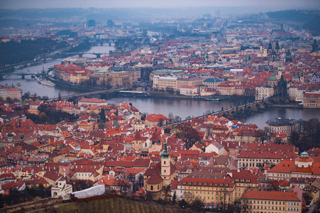 布拉格的红色屋顶伏尔塔瓦河和桥梁的景色。看着米斯托和玛拉斯特拉纳。阴天天气