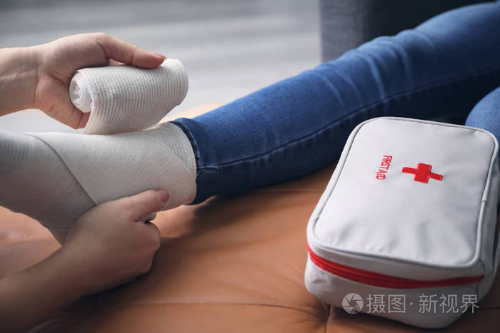 女人用绷带包扎女腿特写