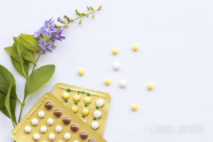 避孕丸避孕药女人为不想生宝宝用紫花装饰平躺式背景白色照片 正版商用图片18mesg 摄图新视界 避孕丸避孕药女人为不想生宝宝用紫花装饰平躺式背景白色照片 正版商用图片18mesg 摄图新视界