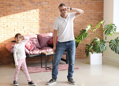爸爸和他可爱的小女儿在家跳舞