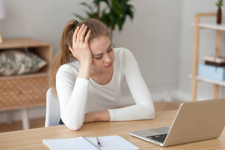 厌倦或无聊的千年女学生对单调的学习不感兴趣照片