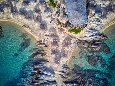 美丽的海滩和岩石海岸线顶部鸟瞰无人机射击西斯尼亚希腊