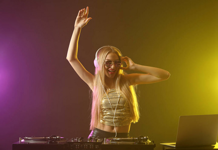 女性DJ在俱乐部演奏音乐