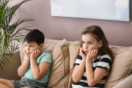 看电视激动情绪激动的小孩在家看电视上的动画片照片