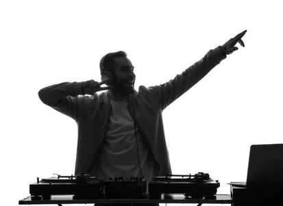 男性DJ在白色背景下播放音乐的剪影。