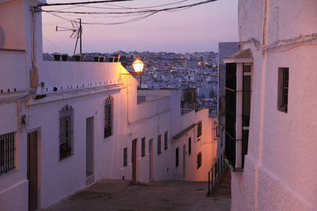 晚上在西班牙安达卢西亚的 arcos de la frontera