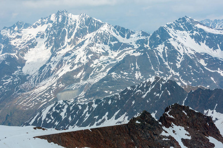 山景从Karlesjoch缆车上站3108米。 靠近奥地利意大利边境的KaunertalGletscher，与阿尔卑斯山紫