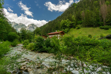 山地农舍景观。 山上小屋的夏季绿色景观。 夏日青山小屋山景