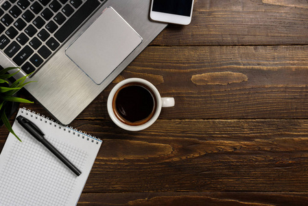 个工作场所顶部可看到笔记本电脑,电话,咖啡和笔记本电脑相似素材图片