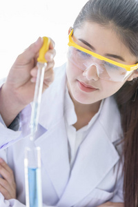 亚洲青年学生科学家与高级科学家一起研究和学习，在实验室有教学背景。