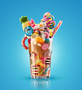 彩色焦糖奶昔系列不同的儿童糖果和治疗在玻璃白色照片