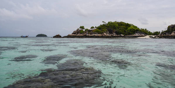 泰国KohLipe的海景。 科利皮是安达曼海的岛屿天堂，以白色沙滩和绿松石蓝色水域而闻名。