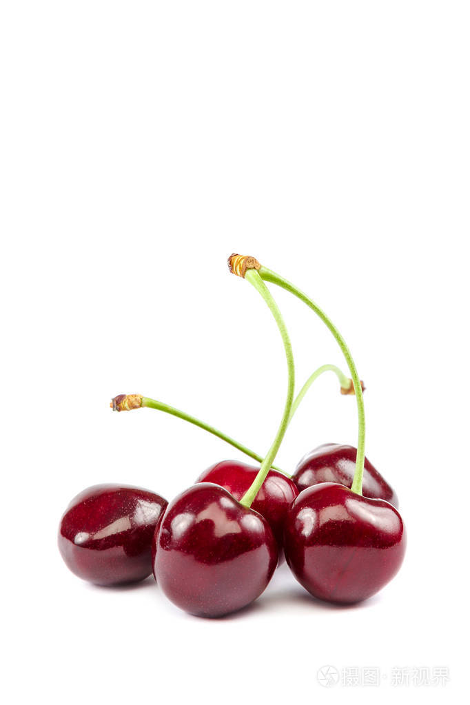 白色背景上分离的甜樱桃果实.