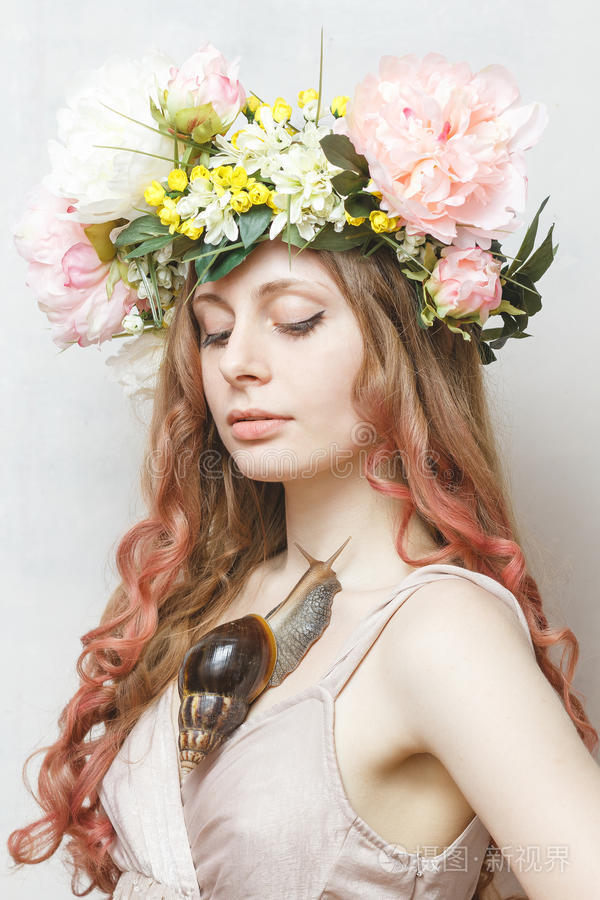 冷静漂亮的蜗牛花冠女孩