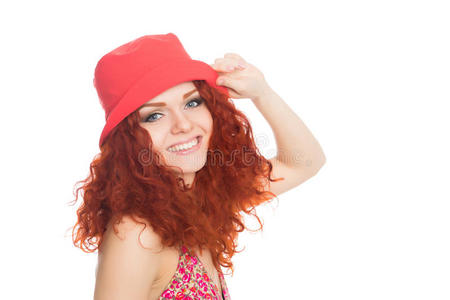 快乐的女孩戴着一顶红色的帽子，白色的