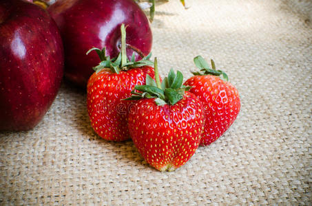 新鲜的红色草莓