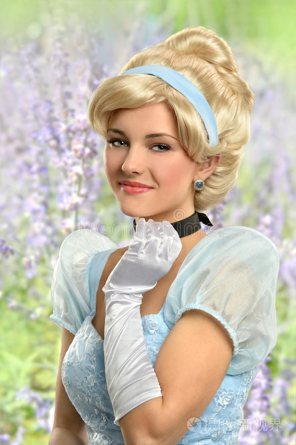 花园里穿着公主装的女人