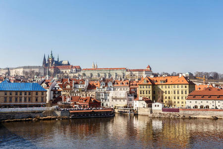 城堡和vltava河的景色