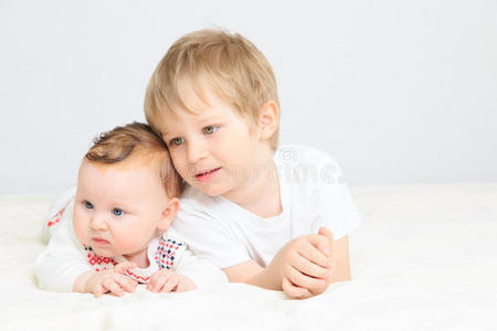 小男孩和新生妹妹的肖像