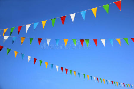 五颜六色的三角旗,狂欢节的装饰照片