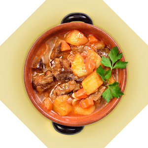 陶瓷锅土豆肉汤。