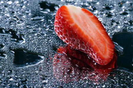 一半新鲜草莓和水滴