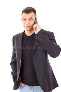 一个西装革履的男人通过手机聊天