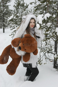 冬天森林里和熊在一起的女孩