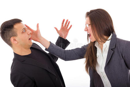 年轻夫妇打台球女人扇男友耳光女人扇男友耳光年轻情侣打手机沙滩上的