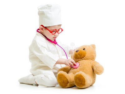 孩子穿着医生的衣服玩玩具图片