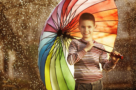 公园里有一把彩虹伞的快乐男孩