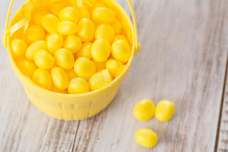 复活节黄篮子里的黄色果冻豆