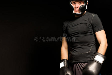 一位年轻拳击手的黑色大气肖像图片