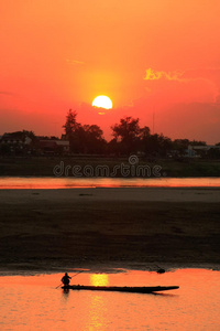 夕阳下湄公河上的剪影船