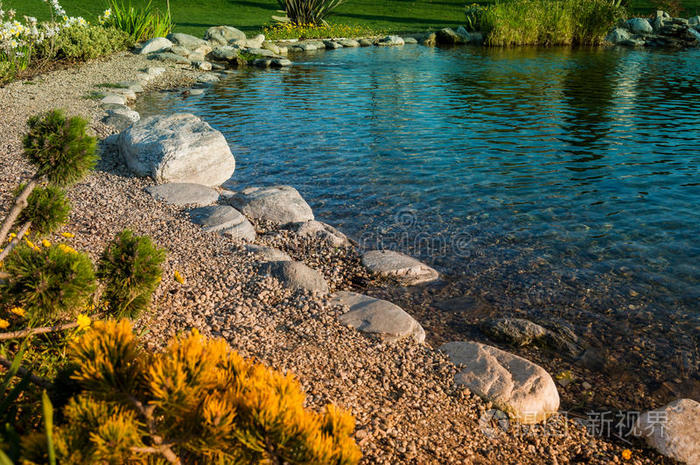 在池塘上装饰石头