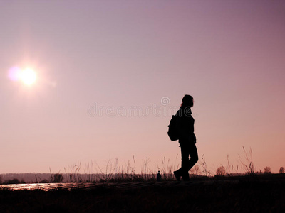 下班在路上走在路上照片