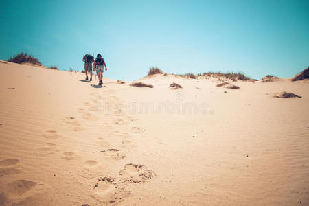 情侣爬沙丘