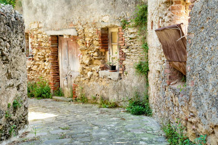 在西西里岛传统小镇的狭窄街道上