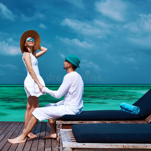 马尔代夫海滩码头上的一对夫妇
