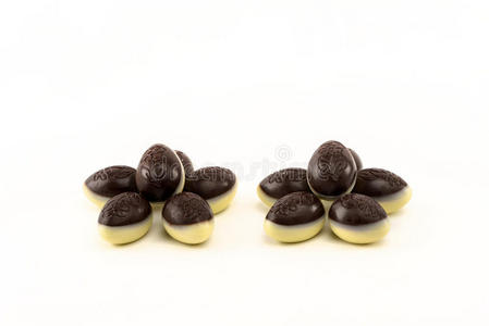 用白巧克力和黑巧克力做成的复活节彩蛋。