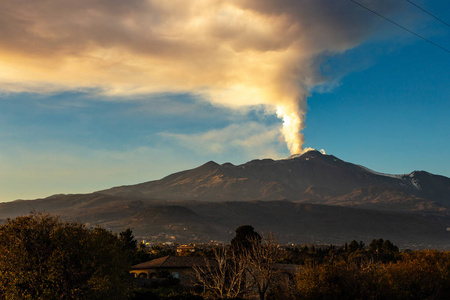 上次火山爆发期间埃特纳火山的景观，有巨大的气体泄漏