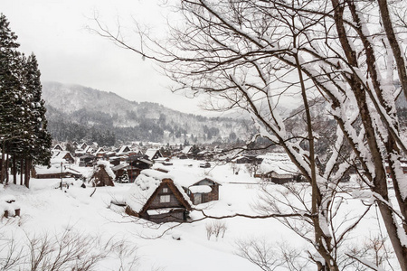 夏拉卡瓦戈村，冬季降雪。 日本高山吉夫的地标。