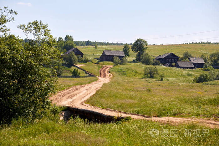 俄罗斯. 村庄的景色. 夏季乡村景观与房屋