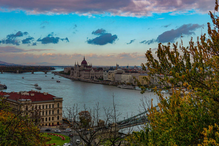 布达佩斯议会和多瑙河鸟图, 匈牙利