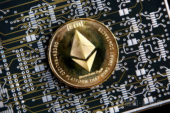 在计算机电路背景下代表加密货币的etalumeth金币