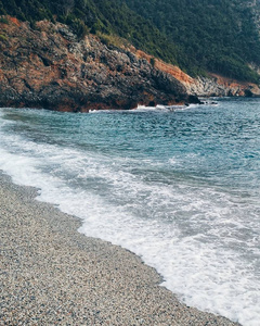 夏季海滩海岸线。美丽的蓝色大海与岩石。没有人的岛屿。土耳其的克利奥帕特拉海滩, 阿拉尼亚