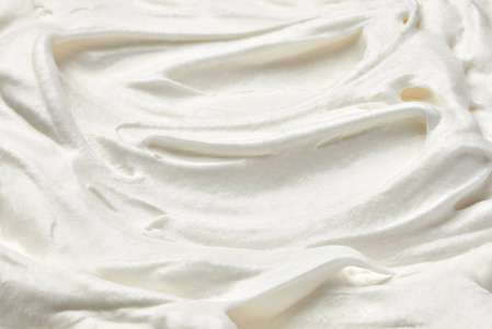 白色背景上的白色鲜奶油或酸奶油