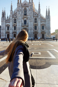 旅游女孩拉着手在意大利杜莫米兰前白天